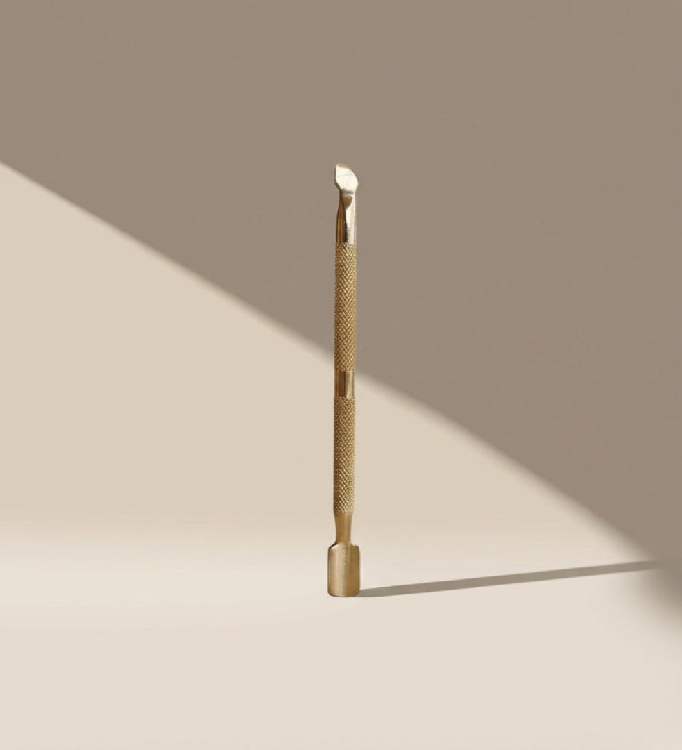 Empujador de cutículas dorado